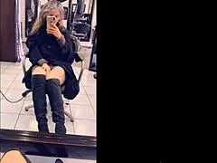 Milfka sa svieti a drie v aute na diaľnici verejne