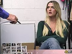 Blondă casnică prinsă furând futută de polițistul de la mall pe CCTV