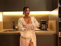 लातीना बस्टी ब्रूनेट घर में बर्गलर से कैच हुई, वाइल्ड एनकाउंटर में एंड हुई।