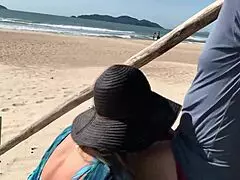 Милф дразни непознат с език и после ѝ чукат задника