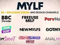 Blonde coquine Bunny Madison penchée pour baise hardcore étouffante, sa chatte milf gros cul remplie de foutre gluant