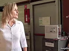 Amabella tako si kurvinska v tistih mrežastih nogavicah!