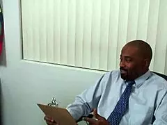 Blond MILF lengter etter den store svarte kukken for jobben