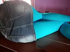 ¿Quieres ver piernas sexys de MILFs en pantimedias sobre mesa?