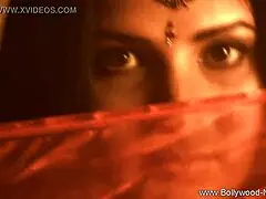 अपने मर्द को उत्तेजित करने की कोशिश सोलो सेशन में