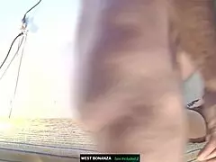 Λατίνα μαμά ρουφάει πούτσο με deepthroat και face fuck, πόδια ψηλά.