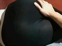 صديقتي بقيت الليل كله في ليغينغز ملتصقة بمؤخرتها وأخيرا سمحت لي بتسجيلها