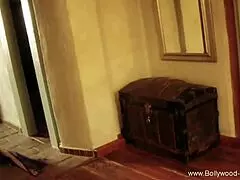 Bu Hintli Güzeli Çıplak Dans Edip Egzotik Hareketleriyle Tahrik Ediyor!