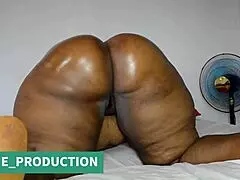 Couple enjoys relaxing lingam massage together