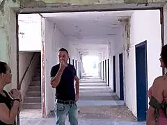 Dreierfick in Lost Place Kaserne: 2 Milfs Craving Hot Sperma