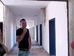 Dreierfick in Lost Place Kaserne: 2 Milfs Craving Hot Sperma