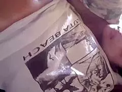 Vil du se denne husmoren sprute på kuken i heftig orgasme?