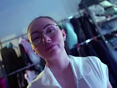 वाइल्ड मिल्फ अपने पति को हार्ड पेगिंग करती है और गंदा कुम सब जगह फैलाती है