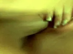 Milf morena Taryn Thomas implora por porra quente