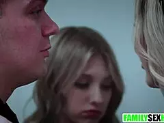 स्टेपमॉम स्टेपसन और स्टेपडॉटर को हॉट एफएफएम थ्रीसम लेसन में गाइड करती है वाइल्ड फैमिली अफेयर