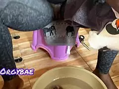 Соблазнительный тизер педикюра с эбони красоткой в белье