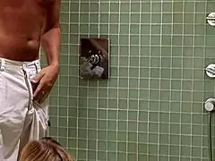 אדריאנה ניקול רוצה חדירה כפולה באמבטיה?