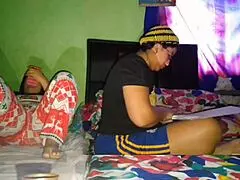 Me masturbo mi gran coño mientras mi hermanastra hace tareas universitarias.