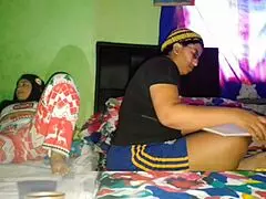 Me masturbo mi gran coño mientras mi hermanastra hace tareas universitarias.