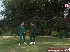 ميلف ألمانية نحيفة بنية صغيرة النهود تنيك جامد في الهواء الطلق