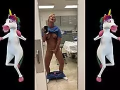 Zrela s velikimi joškami mačeha razpre pičko za ogromen dildo na Camsoda! 😈