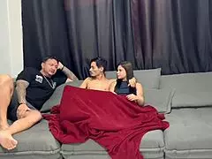 מבקרת בבית האחיין ומזיינת