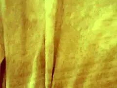 hey, that milf opens her pussy at dawn, so hot