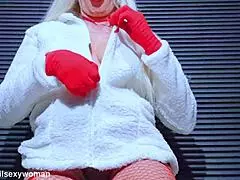 Hot moden blondine viser naturlige patter og lækker behåret fisse tæt på. Hendes klit tigger om opmærksomhed!