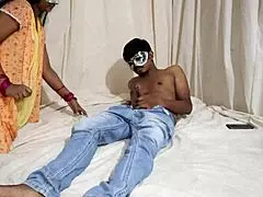 Desi milfky veľké prsia poskakujú na obrovskom kokote v sexi nočnom jebaní s priateľom!