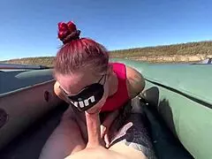 Chycená zralá ženská ohnutá hluboce v krku monstrózní čurák