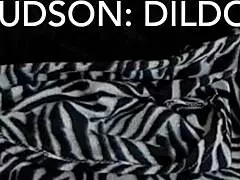 אני קיטי הדסון וזה זמן הדילדו שלי משחקת לבד עם הצעצועים