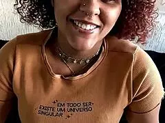 Hey dövmeli büyük memeli Brezilyalı hatun iç çamaşırıyla coşuyor