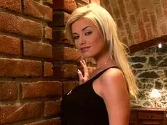 Caylian Curtis güzel sarışın iç çamaşırında tıraşlı amıyla oynuyor :)