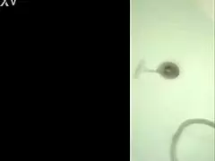 Latin milf tıraşlı amcığını dildoyla oynuyor