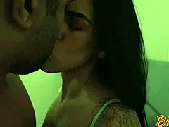 Novinha submissa cíti extázu pri dotykoch podľa príkazov, túži po mlieku.