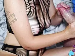 वाह, देखो यह हॉर्नी लैटिना सौतेली माँ सौतेले बेटे के बड़े लंड को दूध निकाल रही है!