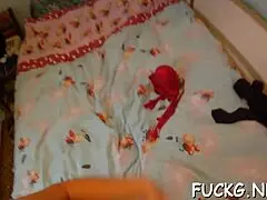 Рогатый извращенец трахает тугую девчонку вживую на вебкамере.