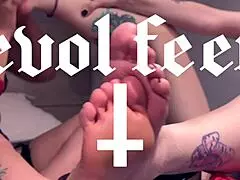 Run your tongue between my toes 😍