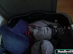 Ο θετός γιος δεν κρατιέται και γαμάει τη μητριά σε ταμπού hardcore