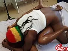 गर्म जोड़ों की बेड पर जोरदार चुदाई, टपकती चूत के साथ