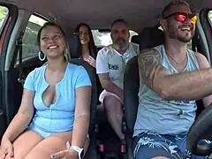 Ted Pegou Uma Carona Com O Casal Mari E Chell E Ganho Uma Novinha No Banco De Trás - Candy Debby