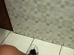 la mam� de mi mejor amigo me encuentra masturbandome con sus tangas y me lo mama hasta venirme en su boca 😏