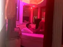 Näytin kovaa kyrpäni rintavalle brunetille, ja hän oli vaikuttunut mun munista