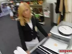 ¡Oye, MILF rubia caliente se deja follar por el prestamista en cam!