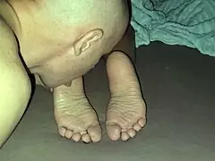 hey, han slikkede stedmors fødder og spruttede på dem