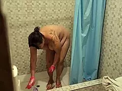 Encuentro a la mama de mi mejor amigo en la ducha y me hace una mamada parte 1