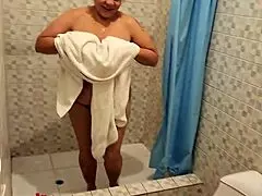 Encuentro a la mama de mi mejor amigo en la ducha y me hace una mamada parte 1
