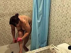 Encuentro a la mama de mi mejor amigo en la ducha y me hace una mamada parte 1