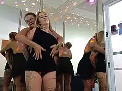 Tia e subrinha dançando e se esfregando gostosas loiras rabudas