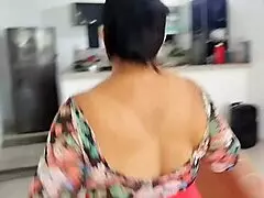 Madrastra culona, sedienta de polla, termina follando al amigo de su hijastro sin protección.